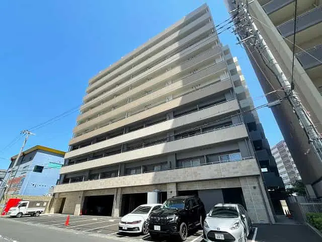 青空の下に建つ食事付き学生マンションSTキューブの外観