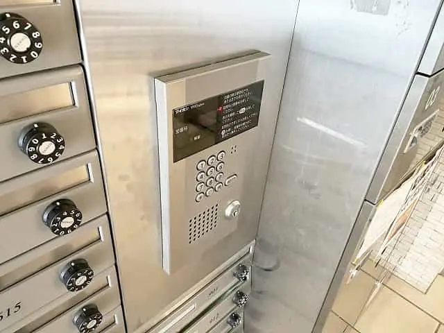 集合ポストに併設されたテンキー式オートロック操作盤