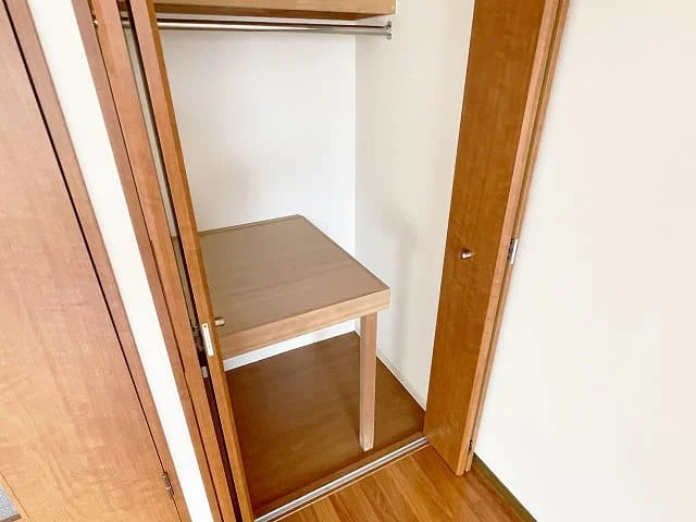 STキューブ Aタイプのクローゼット内の棚とハンガーパイプ