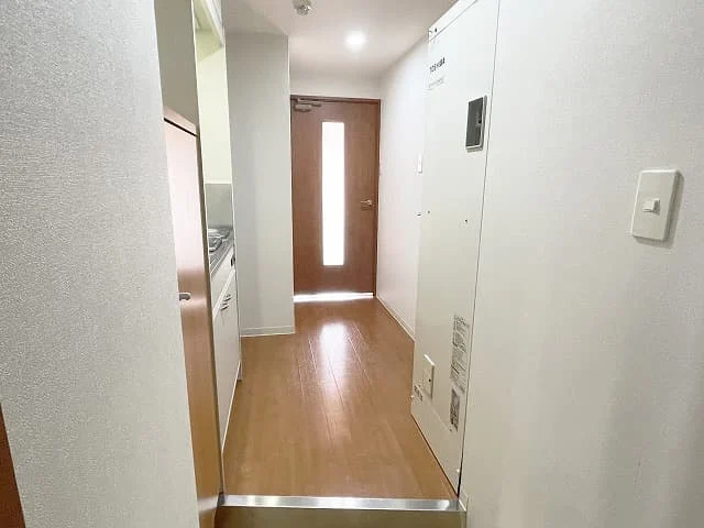 STキューブ Aタイプの玄関から居室へ続く通路