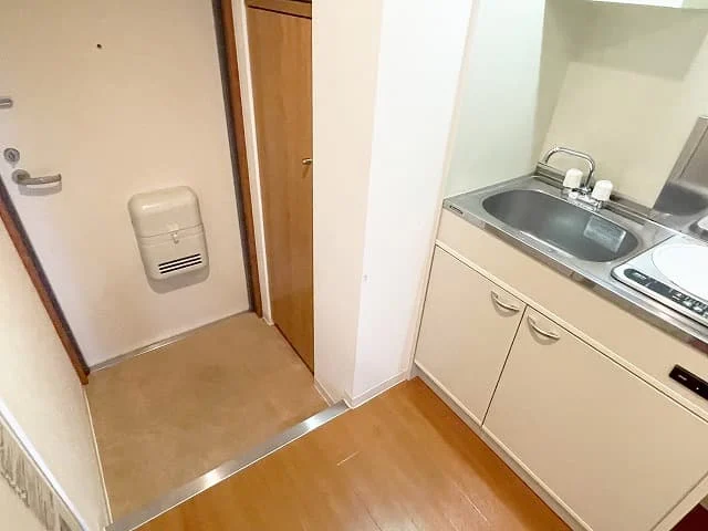 STキューブ Bタイプの玄関横のコンパクトキッチン
