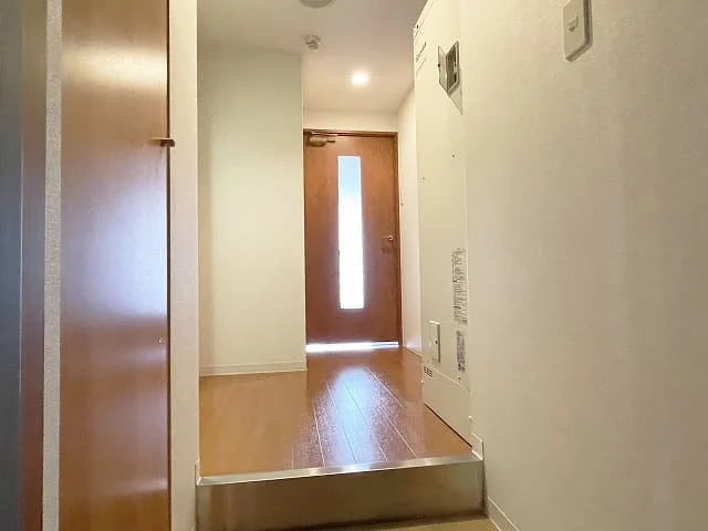 STキューブ Bタイプの玄関から居室へ続く通路