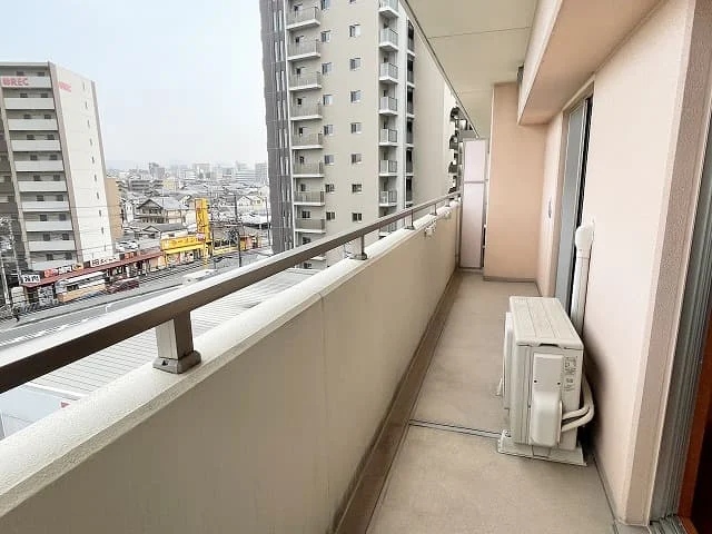 STキューブ Cタイプの居室に沿って広がるバルコニー