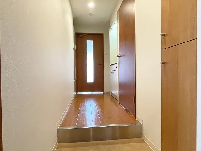 STキューブ Cタイプの玄関から居室へ続く通路