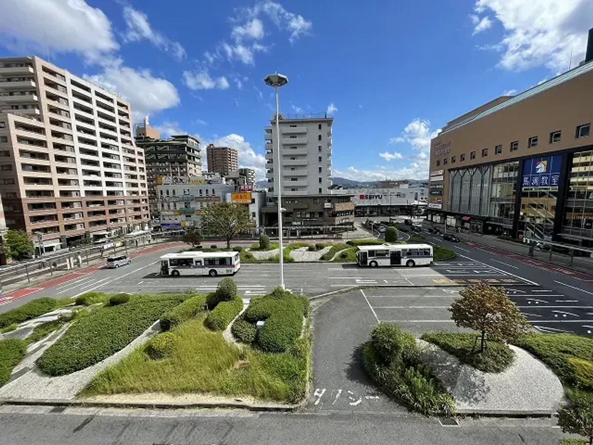 JR南草津駅前のロータリーと、買い物施設が並ぶ街並み
