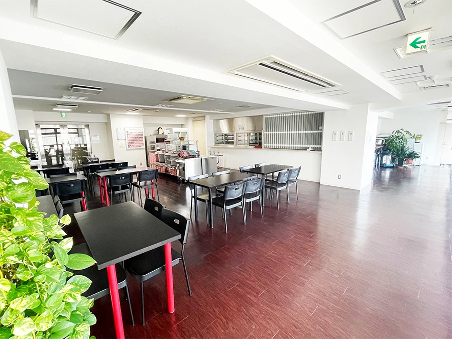 明るい光が入るSTキューブ2階の入居者専用食堂