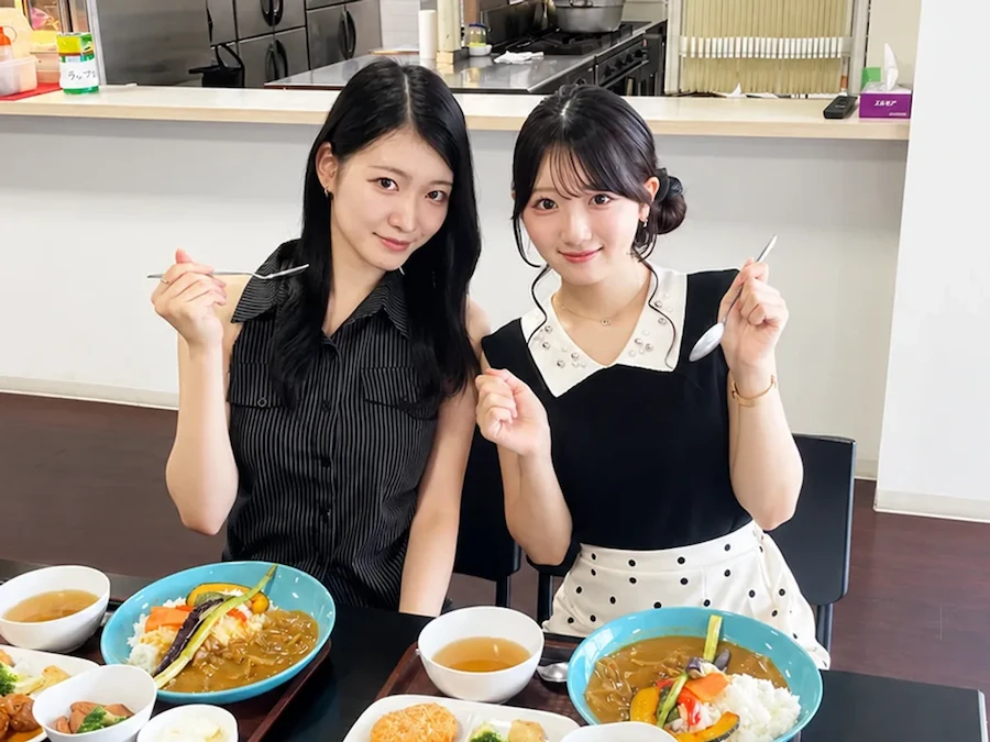 STキューブの食堂で食事を囲む女子大学生たち