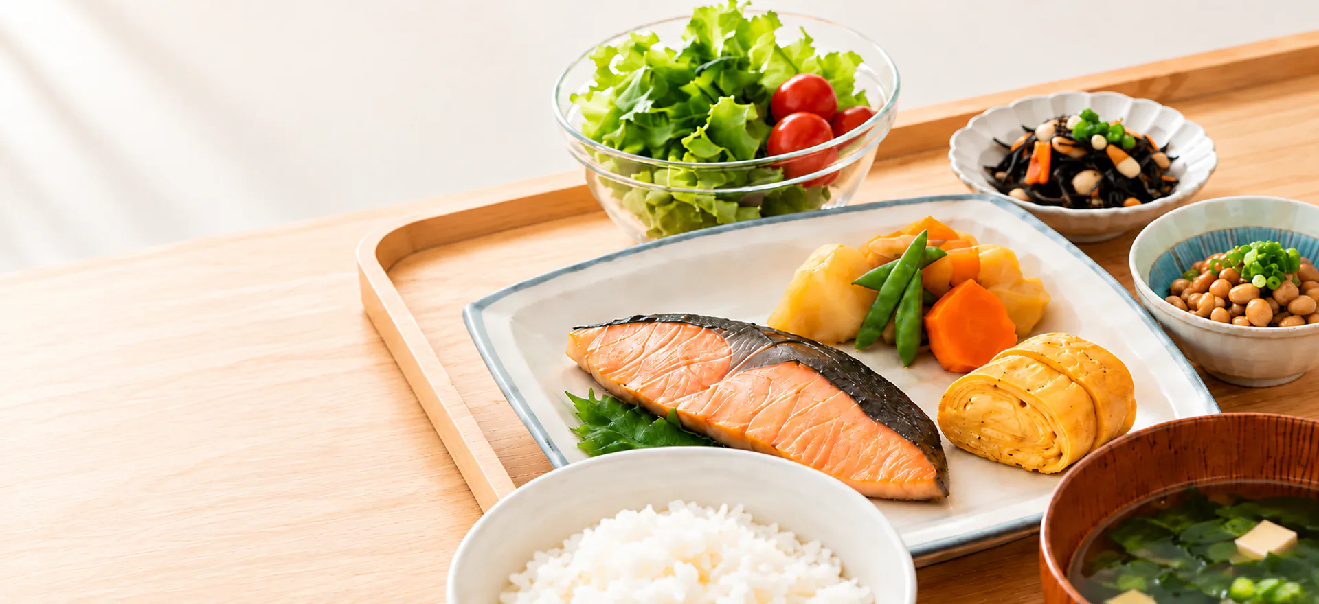 鮭の主菜と副菜、みそ汁、ごはんをそろえた栄養バランスのよい食事