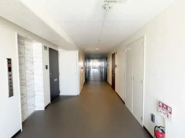 外に面した開放廊下ではなく、建物の内側に設けられたSTキューブの廊下