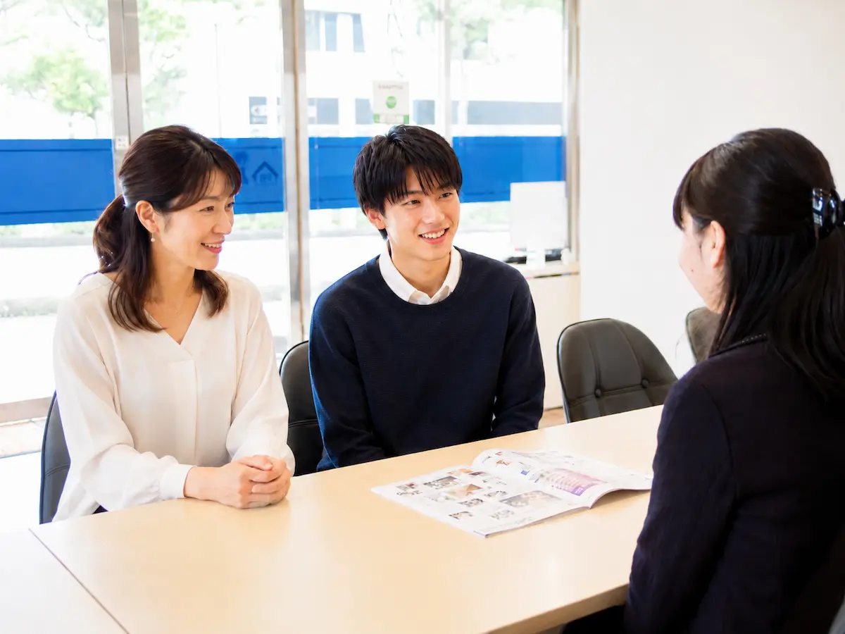 スタッフに住まいの相談をする学生