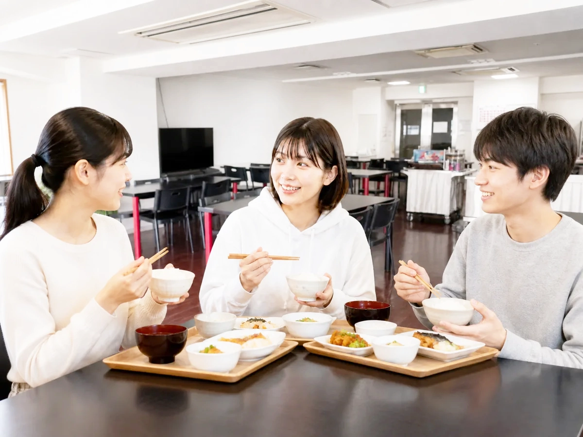 STキューブの食堂で夕食を楽しむ大学生たち
