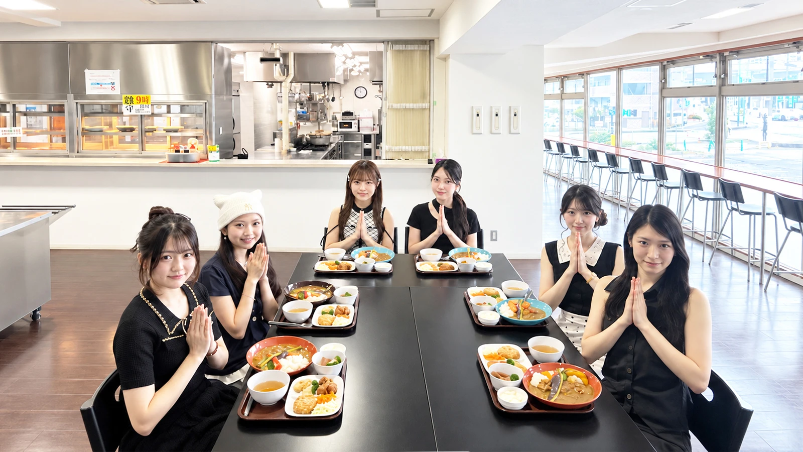 STキューブの食堂で食事を楽しむ学生たち