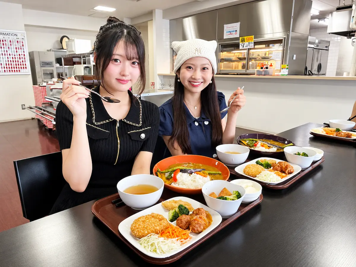 STキューブの食堂で食事を楽しむ学生たち
