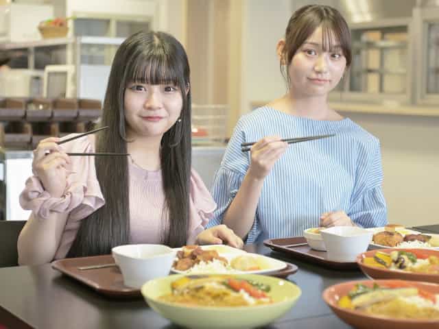 友だちと一緒に食事の写真